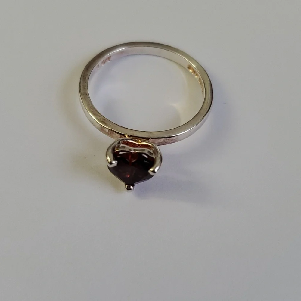 Sterling Silver 925 Garnet Ring – A Heartfelt Sparkle